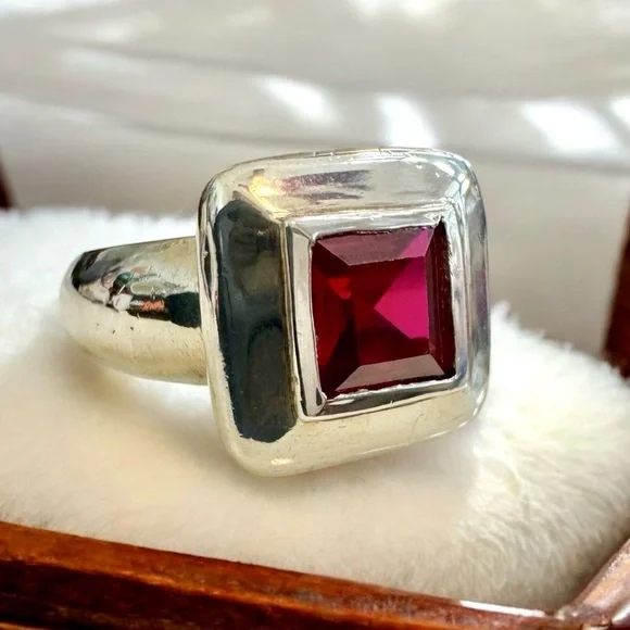 Vintage Signed Ruby Sterling Silver Ring (6.5/9g) - Picture 13 of 15